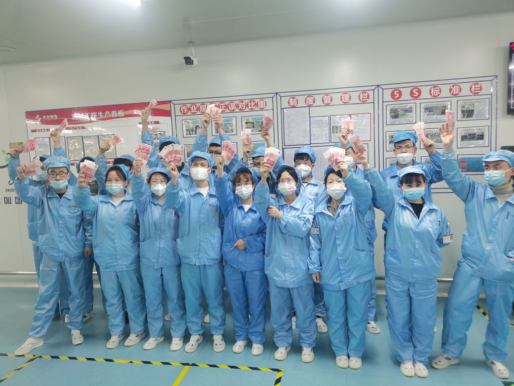 优游国际微电经营班子为员工发放“开年红包”